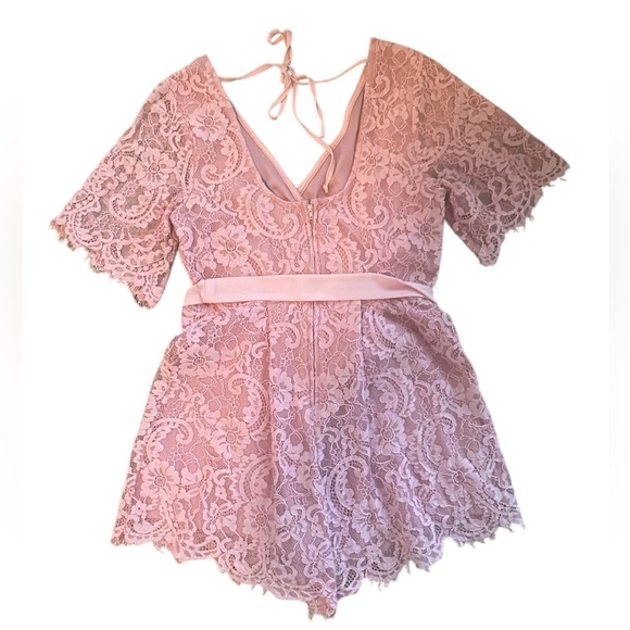 Francesca’s Medium Pink Floral Lace Short Sleeve Short Romper‎ Jumpsuit - Picture 4 of 5